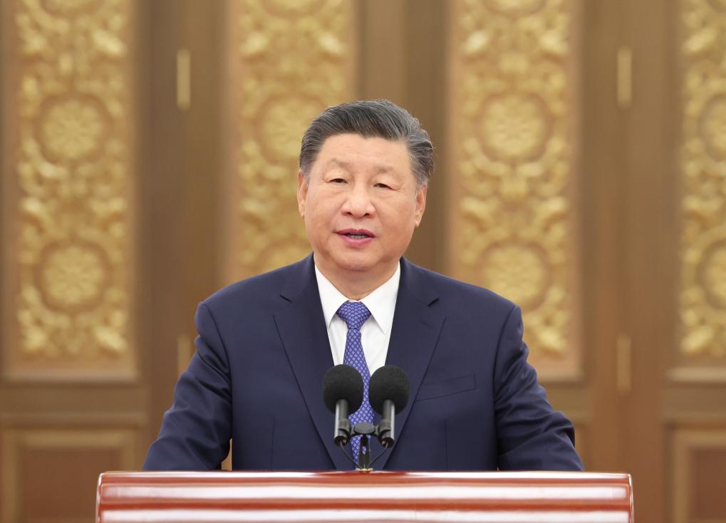 2024年9月23日，習近平總書記在人民大會堂接見探月工程嫦娥六號任務參研參試人員代表并參觀月球樣品和探月工程成果展覽。這是習近平總書記發(fā)表重要講話。新華社記者 鞠鵬 攝
