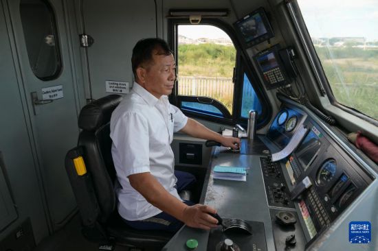 5月31日，在蒙內(nèi)鐵路內(nèi)羅畢站，機(jī)車駕駛員蔣立平在即將開往蒙巴薩的E2次列車上進(jìn)行準(zhǔn)備工作。新華社記者 楊光 攝
