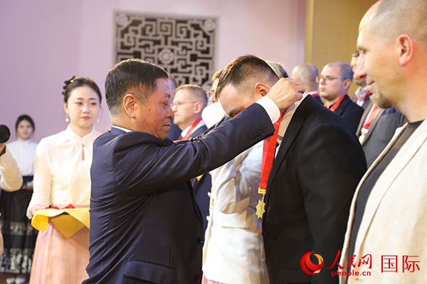 中國駐俄羅斯大使張漢暉為獲獎(jiǎng)?wù)哳C獎(jiǎng)。人民網(wǎng)記者 肖新新攝