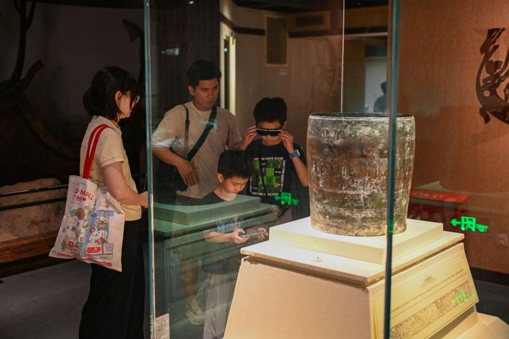 △2025年5月18日，游客在廣東廣州南越王博物院（王墓展區(qū)）體驗(yàn)AR眼鏡智慧導(dǎo)覽服務(wù)。