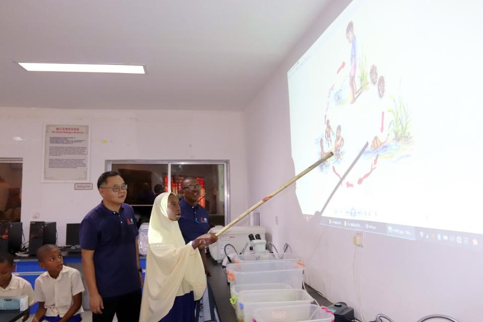 血吸蟲(chóng)病健康教育講座。施亮攝