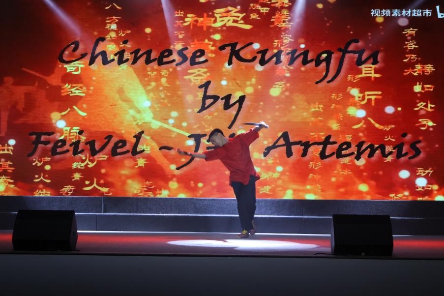恩星學(xué)校中學(xué)部學(xué)生表演武術(shù)。哈山努丁大學(xué)孔子學(xué)院供圖